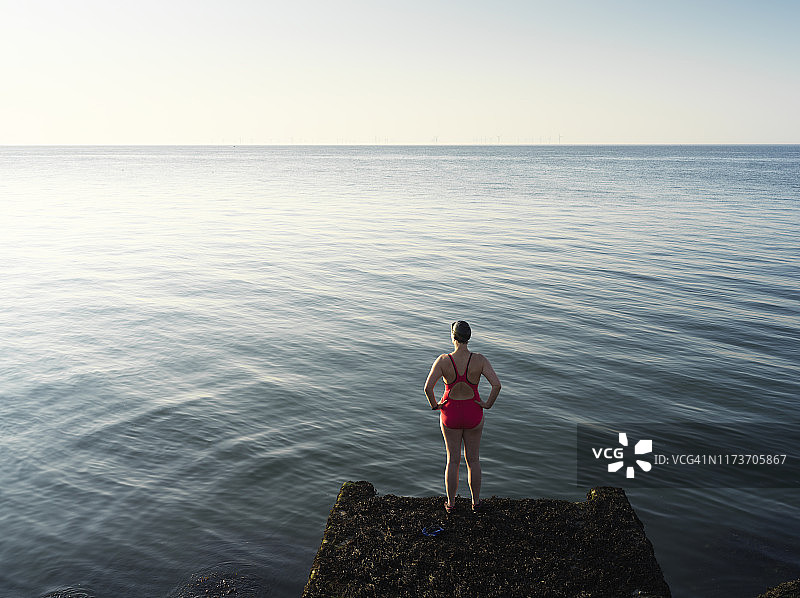 眺望大海的女游泳运动员图片素材