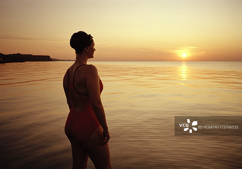 眺望大海的女游泳运动员图片素材