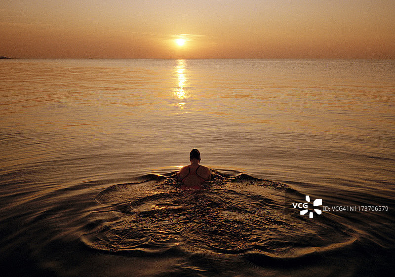 游向大海的女游泳运动员图片素材