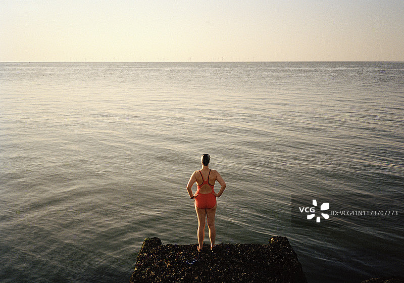眺望大海的女游泳运动员图片素材