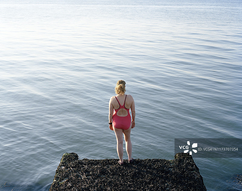 眺望大海的女游泳运动员图片素材