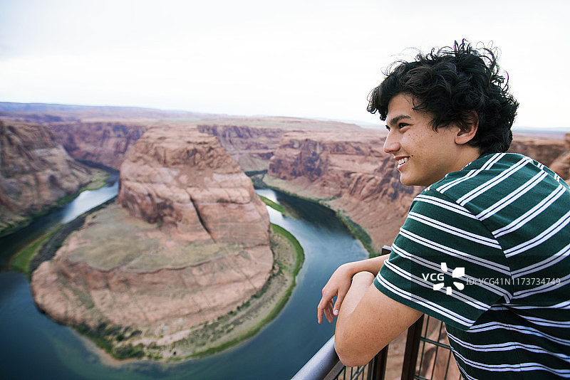 年轻男人看着亚利桑那州马蹄湾的景色图片素材