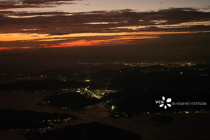 飞机航拍日落时分的濑户内海、吴市及广岛县广岛市图片素材