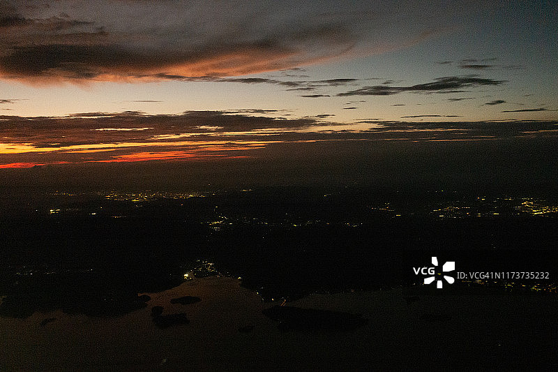 从飞机上俯瞰日落时分的濑户内海、吴市、东广岛市和广岛市（日本广岛县）图片素材