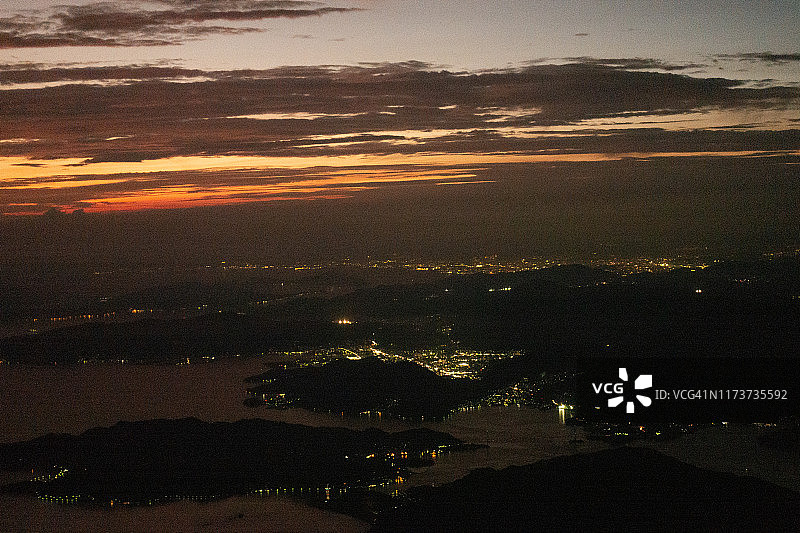 飞机航拍日落时分的濑户内海、吴市及广岛县广岛市图片素材