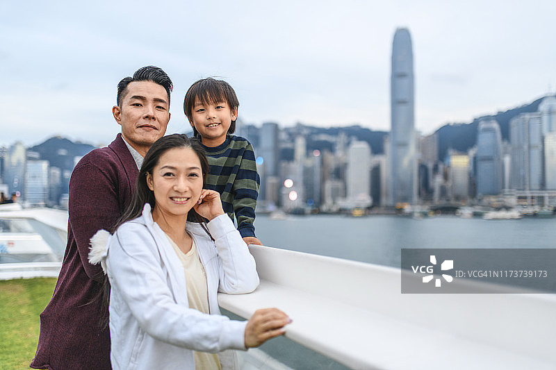 中国年轻家庭享受香港城市假日图片素材