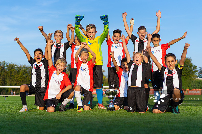 带有奖杯的成功青年足球队，已发布的财产设计的logo图片素材