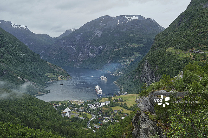 挪威盖朗厄尔峡湾的游轮图片素材