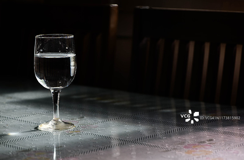 玻璃杯中的水与冰图片素材