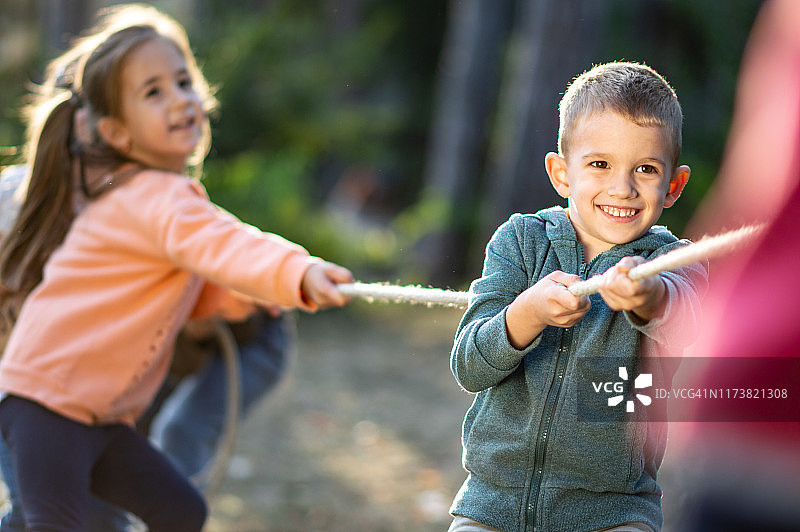 秋日里玩拔河的小朋友们图片素材