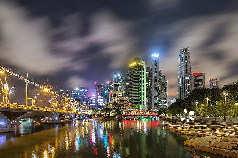 新加坡城市天际线与滨海艺术中心桥，亚洲著名旅游景点图片素材