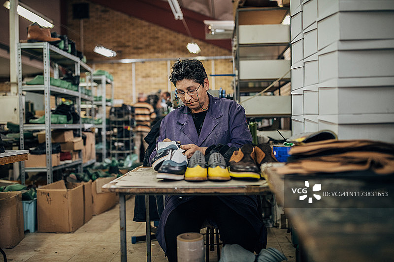 在鞋厂工作的中年妇女图片素材