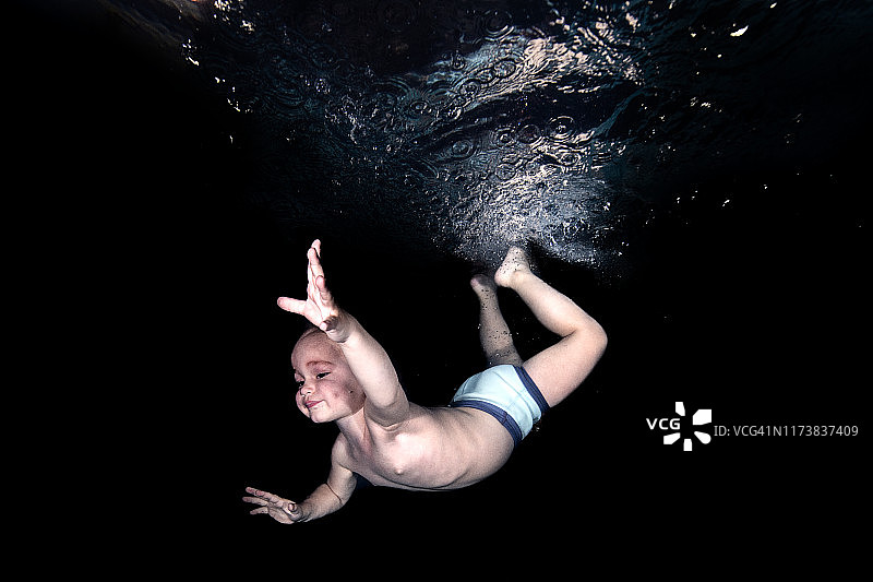 儿童时期学习游泳图片素材