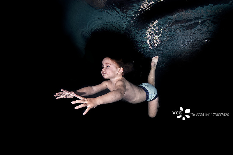 儿童时期学习游泳图片素材