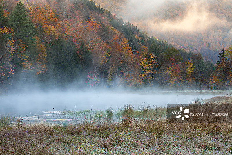 佛蒙特州（美国）的秋景 - 寒冷的早晨，农舍和覆盖着霜冻的树木图片素材