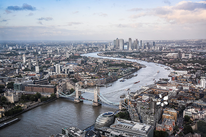 伦敦与泰晤士河的空中城市景观图片素材