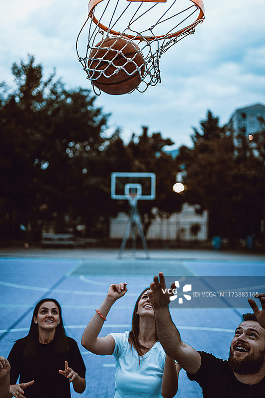 女子投篮得分图片素材