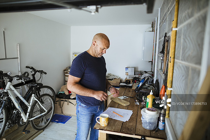 木匠头脑风暴图片素材