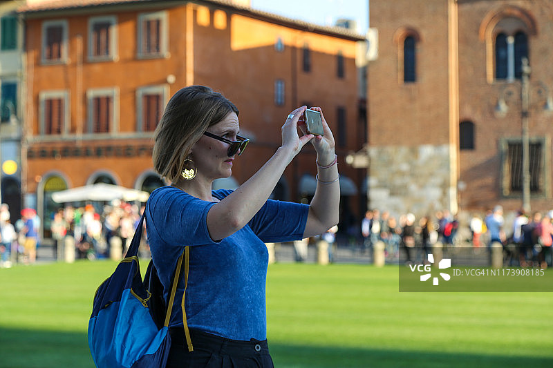 游客用智能手机拍照图片素材