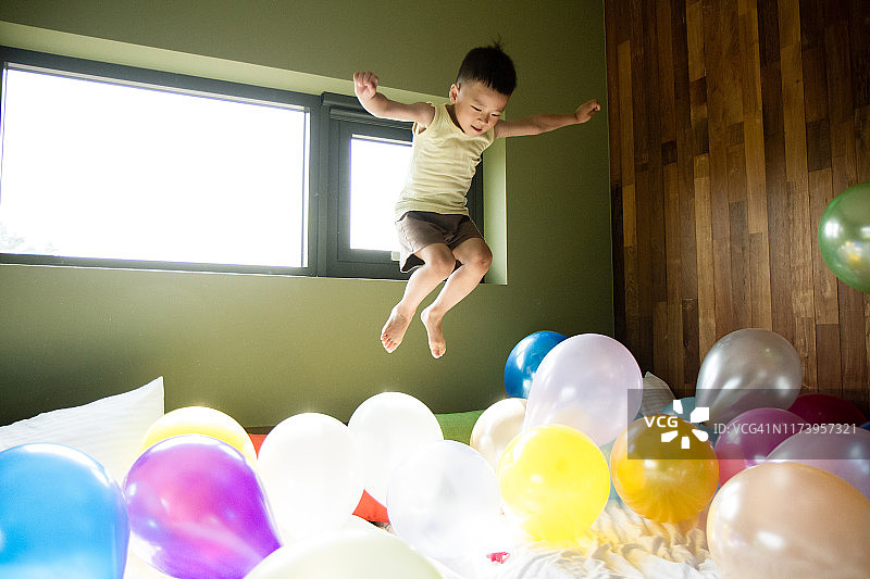 兄弟玩气球图片素材