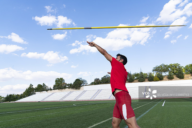 在体育场准备投掷标枪的男子运动员图片素材
