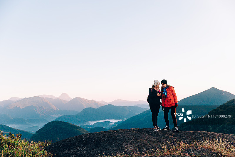 中年妇女在奥尔冈山国家公园使用手机图片素材