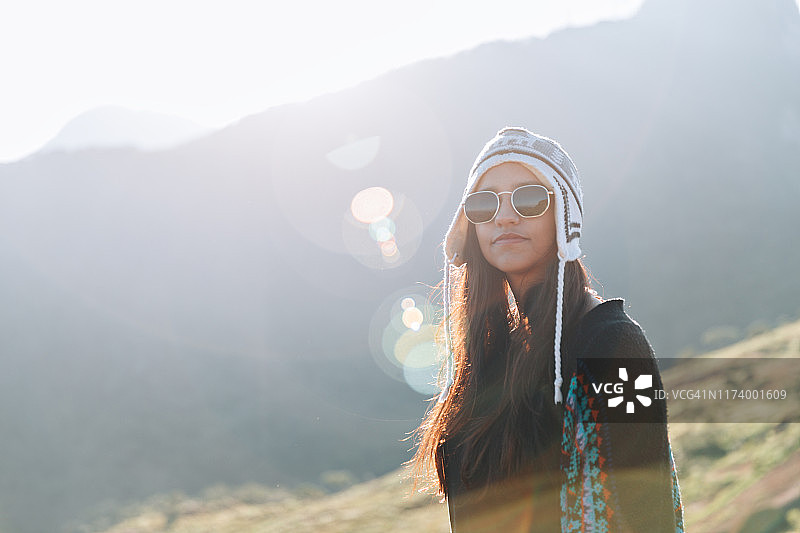 可爱的年轻女人在山区享受户外活动图片素材