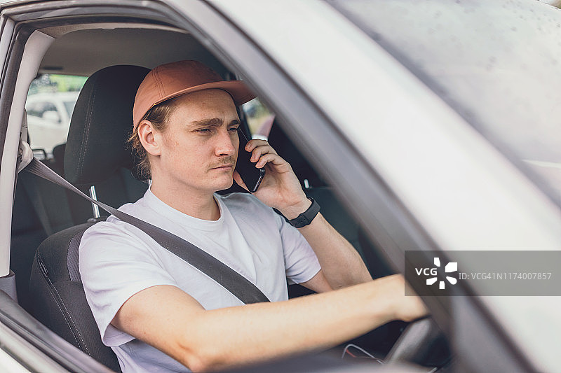 司机驾驶时用手机通话图片素材