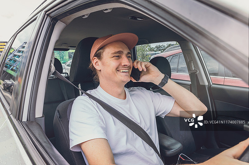 司机驾驶时用手机通话图片素材