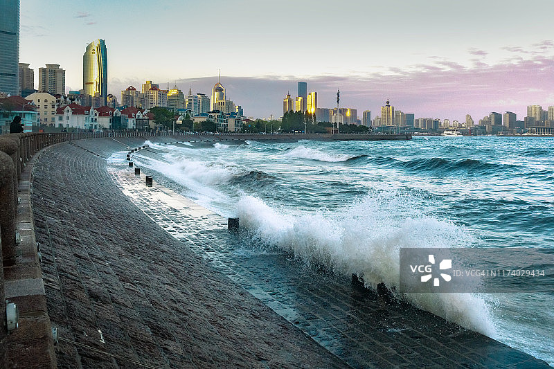 台风中的青岛海滨建筑图片素材