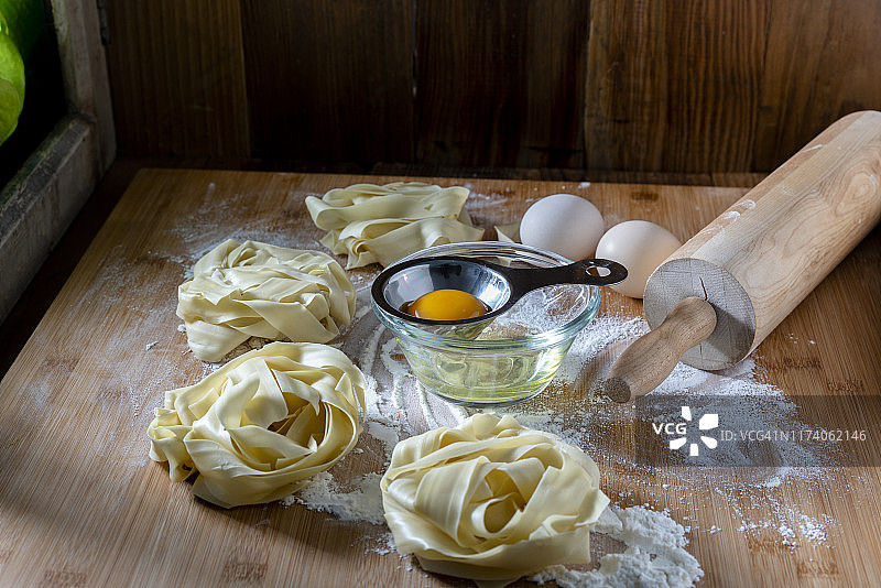 分离的鸡蛋、面粉和面条图片素材