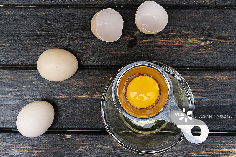 鸡蛋和蛋清分离器图片素材