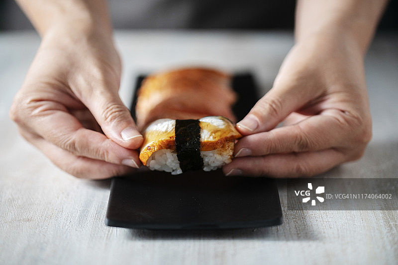 静物：餐桌上的寿司图片素材