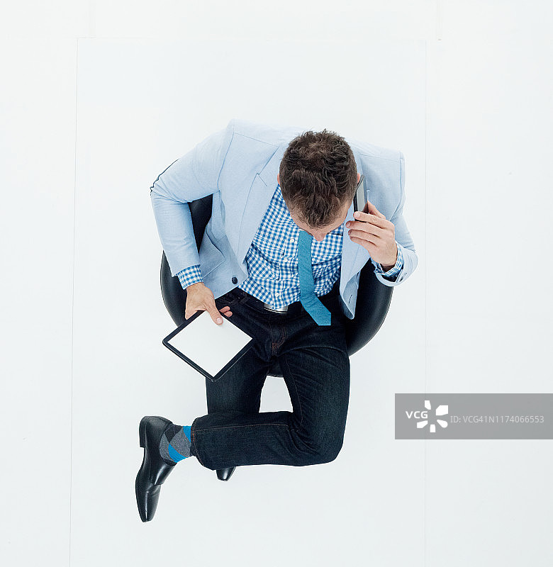 穿着西装在白色背景前休息交谈的商务男士图片素材