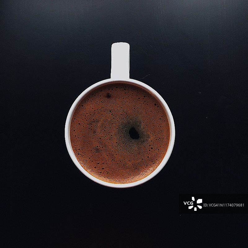 黑色背景上的白咖啡杯图片素材