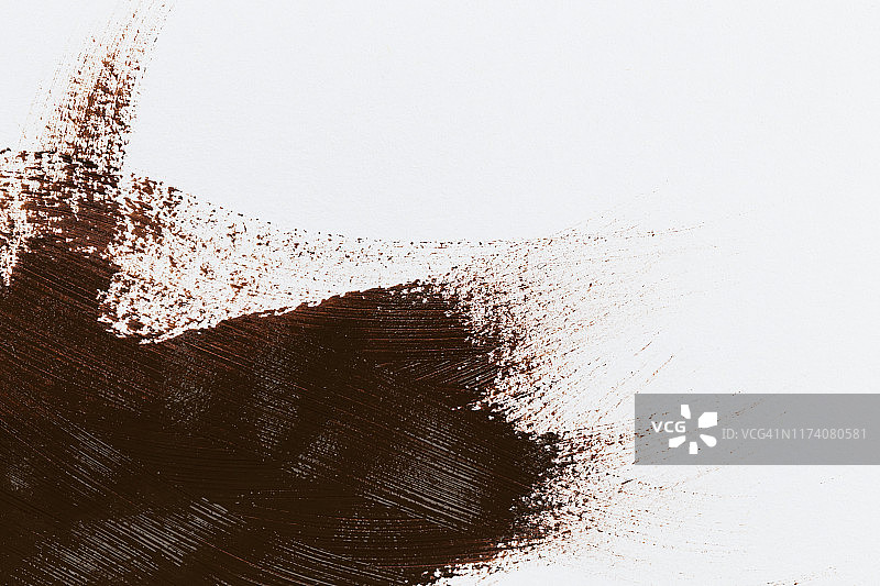 白色纸上棕色画笔笔触图片素材