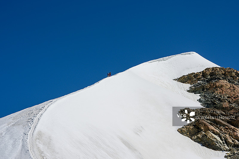 登山者攀登瑞士波吕克斯峰顶图片素材