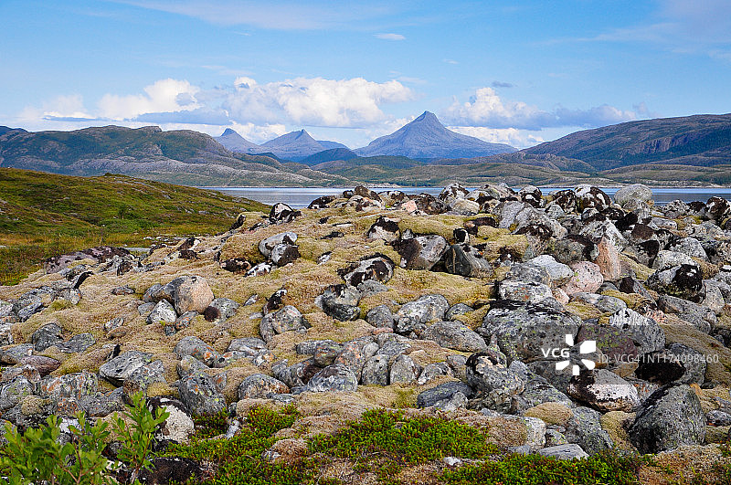 岛屿莱卡沿海景观：山脉和海尔霍内特峰景色图片素材