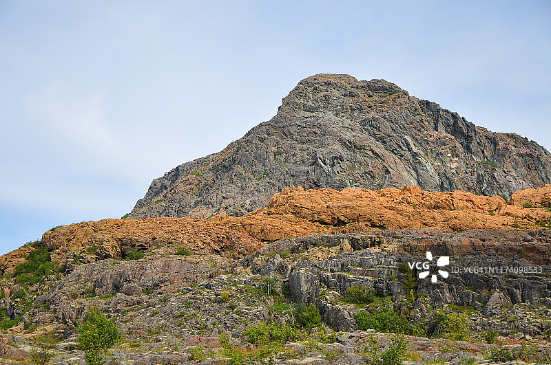 挪威莱卡岛的岩石景观：似沙漠般的地质与五彩花岗岩山脉图片素材