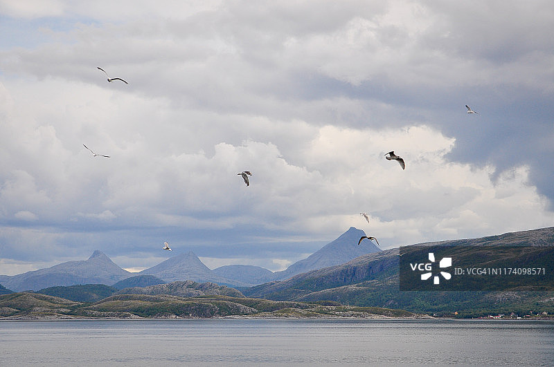 变幻莫测天气下的海岸风光图片素材