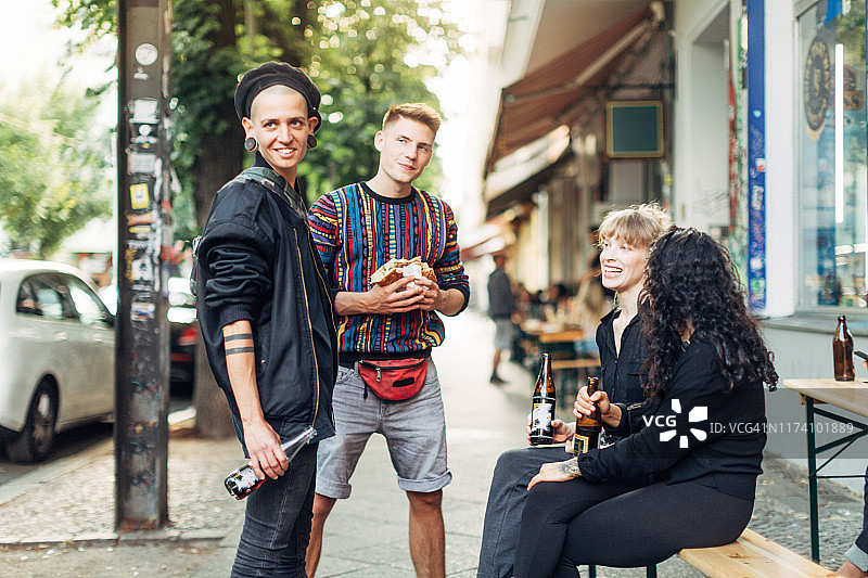 朋友们在柏林弗里德里希斯海因区喝啤酒和吃烤肉串图片素材