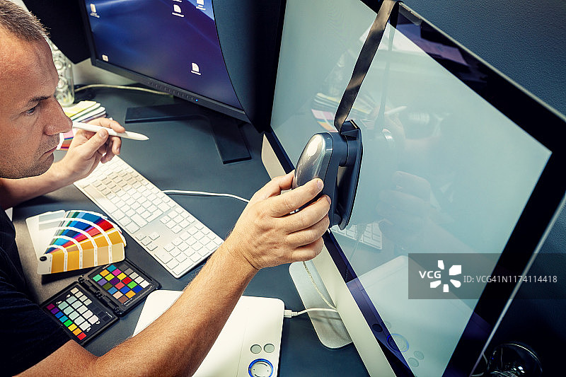 专业电脑图形设计师校准电脑显示器图片素材