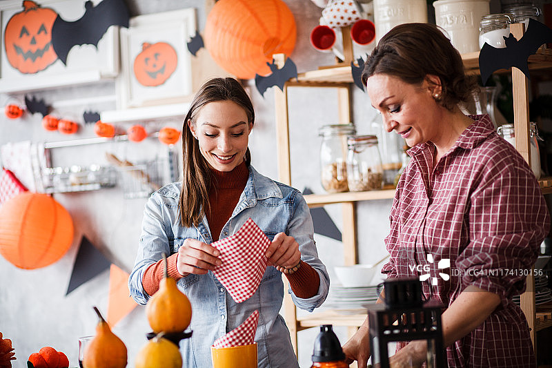 母女一起装饰万圣节图片素材