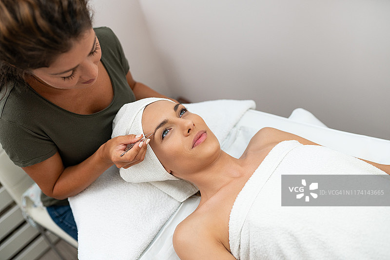 年轻女子进行眉毛矫正图片素材