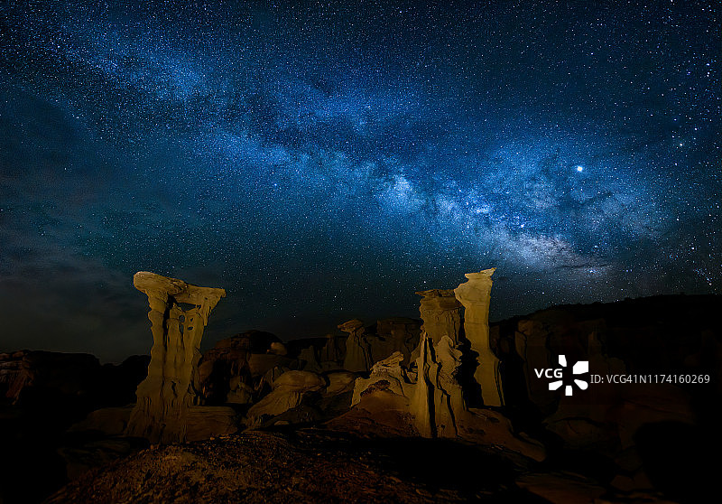 新墨西哥州Ah-Shi-Sle-Pah荒野研究区梦幻谷的外星宝座和风蚀砂岩岩层上的银河图片素材