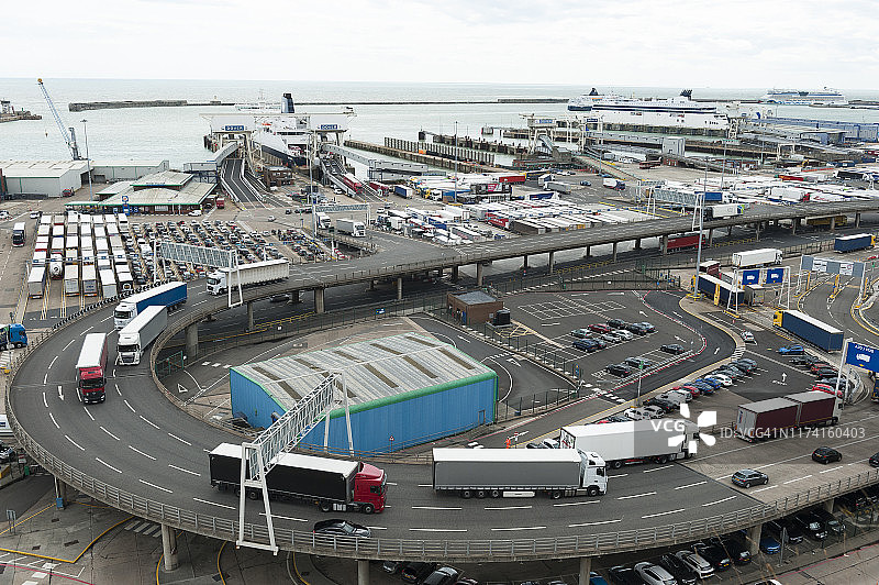 离开英国肯特多佛港的卡车图片素材