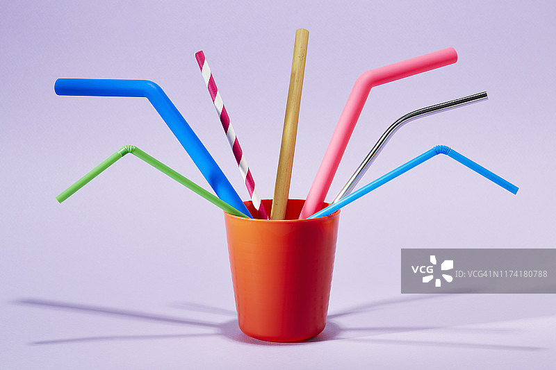 杯子里的七种不同饮用吸管图片素材