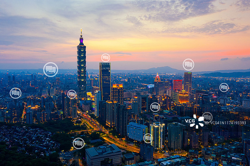 智慧城市与无线通信网络、商务区、抽象图像视觉物联网概念。图片素材