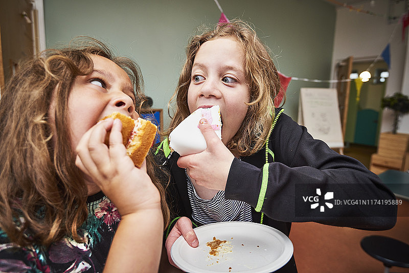 吃蛋糕的男孩女孩图片素材