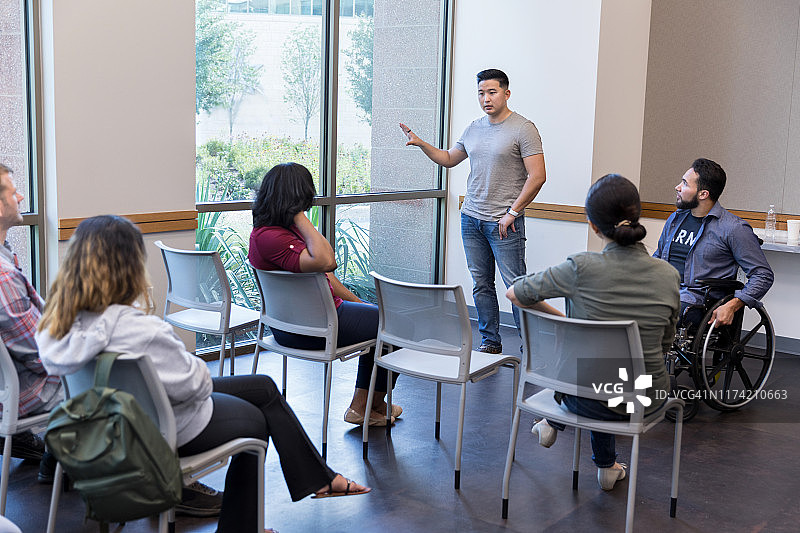 退伍军人和中年男子向其他退伍军人发表演讲图片素材